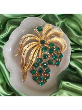 Vintage Lisner Flower Brooch Green Rhinestone Gold Tone Berry Grape Unsigned